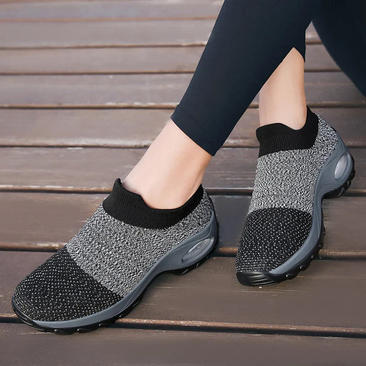 Bekväma sportiga sneakers för dam med luftkuddeteknologi och tjock sula.