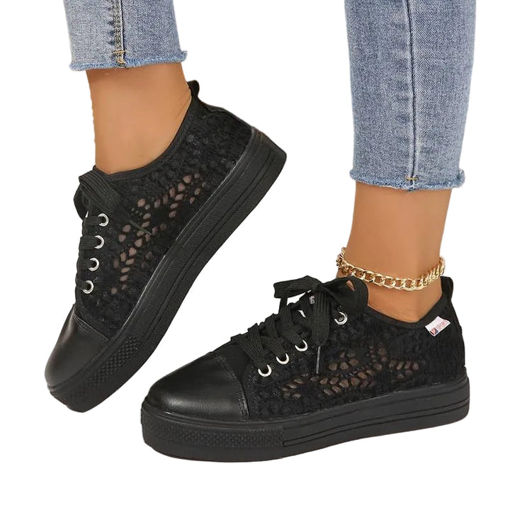 Kvinnors sneakers med unik spetsdesign, trendiga och bekväma sommarskor.