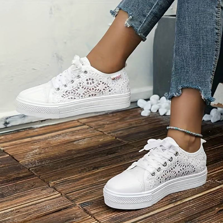 Trendiga vårskor: Kvinnors sneakers med spetsdesign, bekväma och stilrena för sommarbruk.