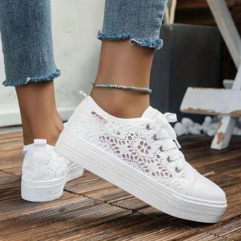 Bekväma kvinnors sneakers med detaljerad spetsdesign, perfekta för en elegant och avslappnad stil.