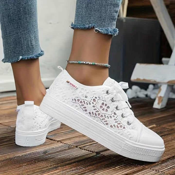 Bekväma kvinnors sneakers med detaljerad spetsdesign, perfekta för en elegant och avslappnad stil.