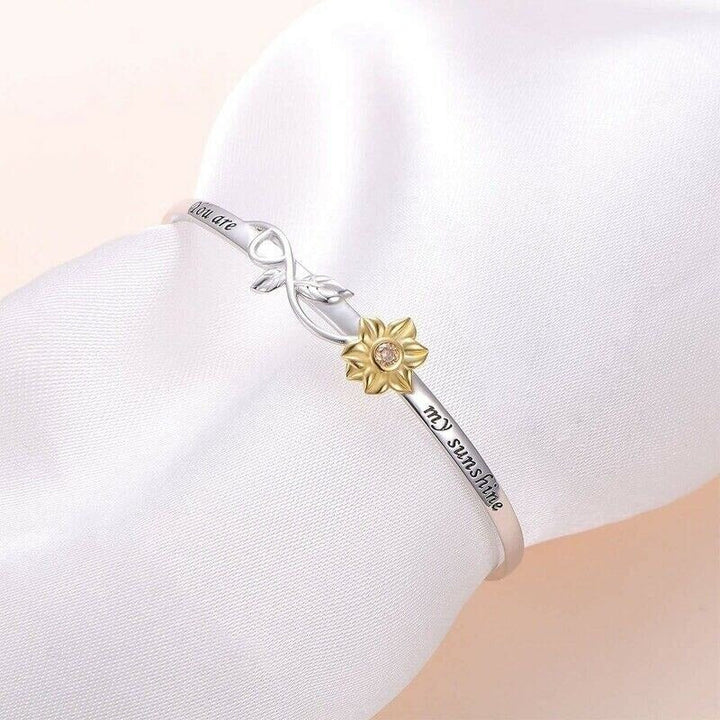 Elegant solrosarmband på handleden. Blommig accessoar i vintage stil, hudvänlig kopparlegering, perfekt dam present.