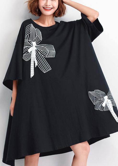 Broderad långklänning för kvinnor, perfekt som en elegant strandklänning eller bekväm festklänning.