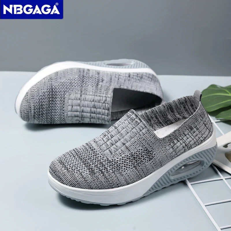Trendiga damsneakers med robust luftkuddesula, perfekt för vardag och lätt träning. Snygg stil och bekväm passform.