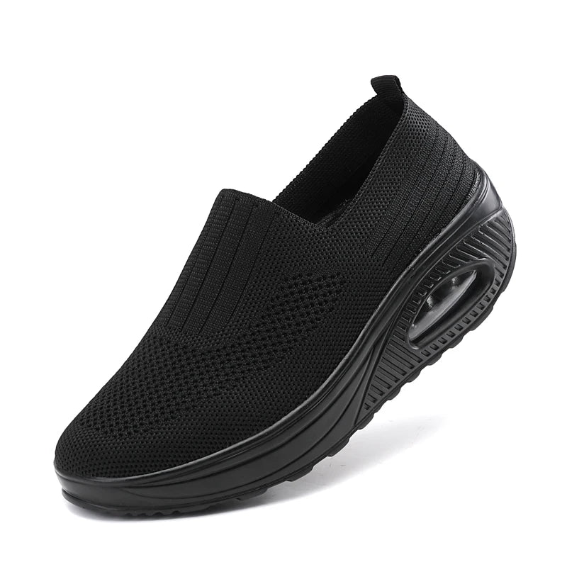 Snygga träningssneakers för dam med bekväm luftdämpning och flexibel design. Optimala för gymmet eller stadspromenaden.