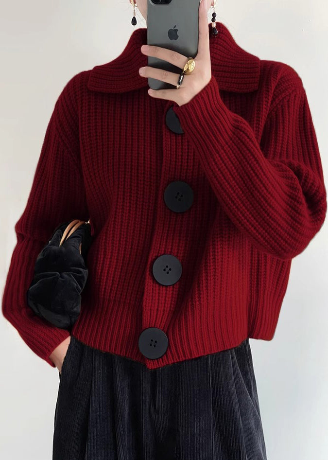 Elegant stickad damcardigan med Peter Pan-krage. En mångsidig och tidlös design för höstmode och lager på lager.