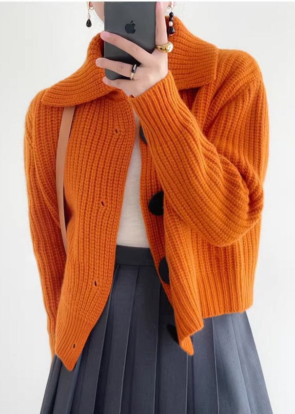 Bekväm stickad cardigan för kvinnor med Peter Pan-krage och knäppning. Tidlös elegans som passar en storlek.