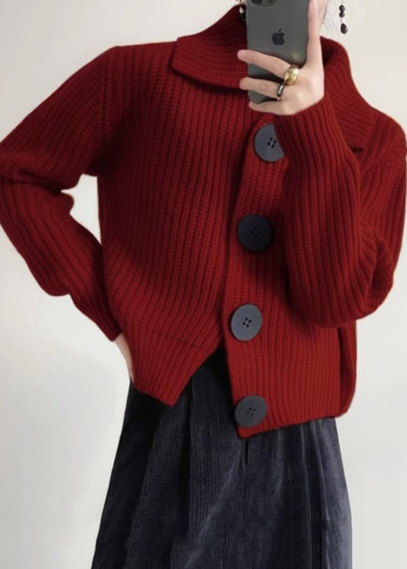 Stilren kvinnors stickad cardigan med klassisk Peter Pan-krage. En tidlös knäppt tröja för eleganta höstoutfits.