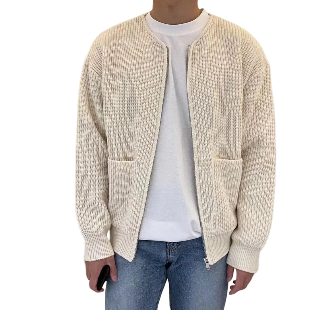 Kvinnors stickad kofta i modern design. Mångsidig och bekväm damkofta som passar perfekt för höst- och vårmode.