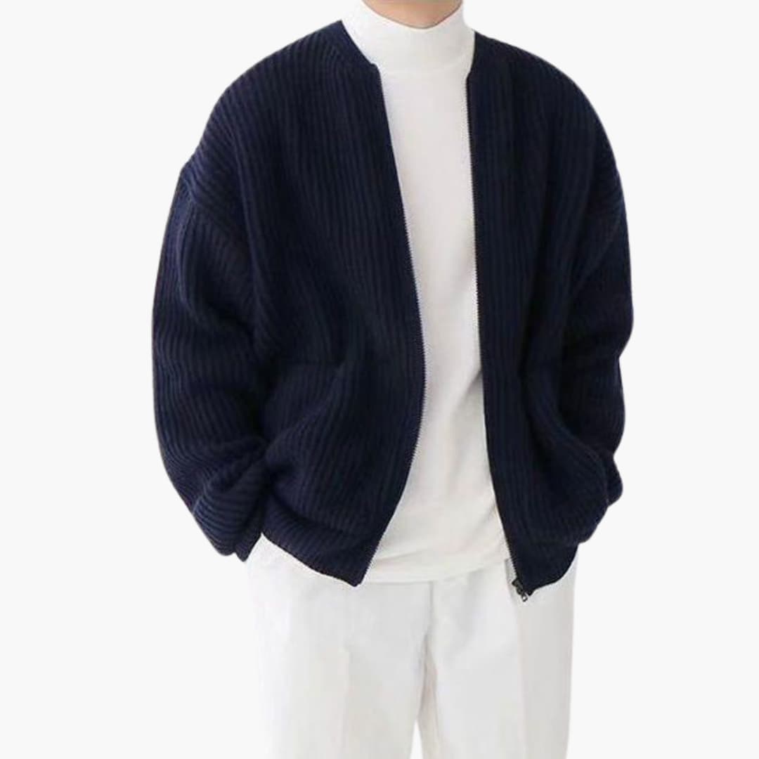 Elegant damkofta i stickad design. Höst- och vårmode, denna bekväma kvinnors kofta är idealisk för svala dagar.