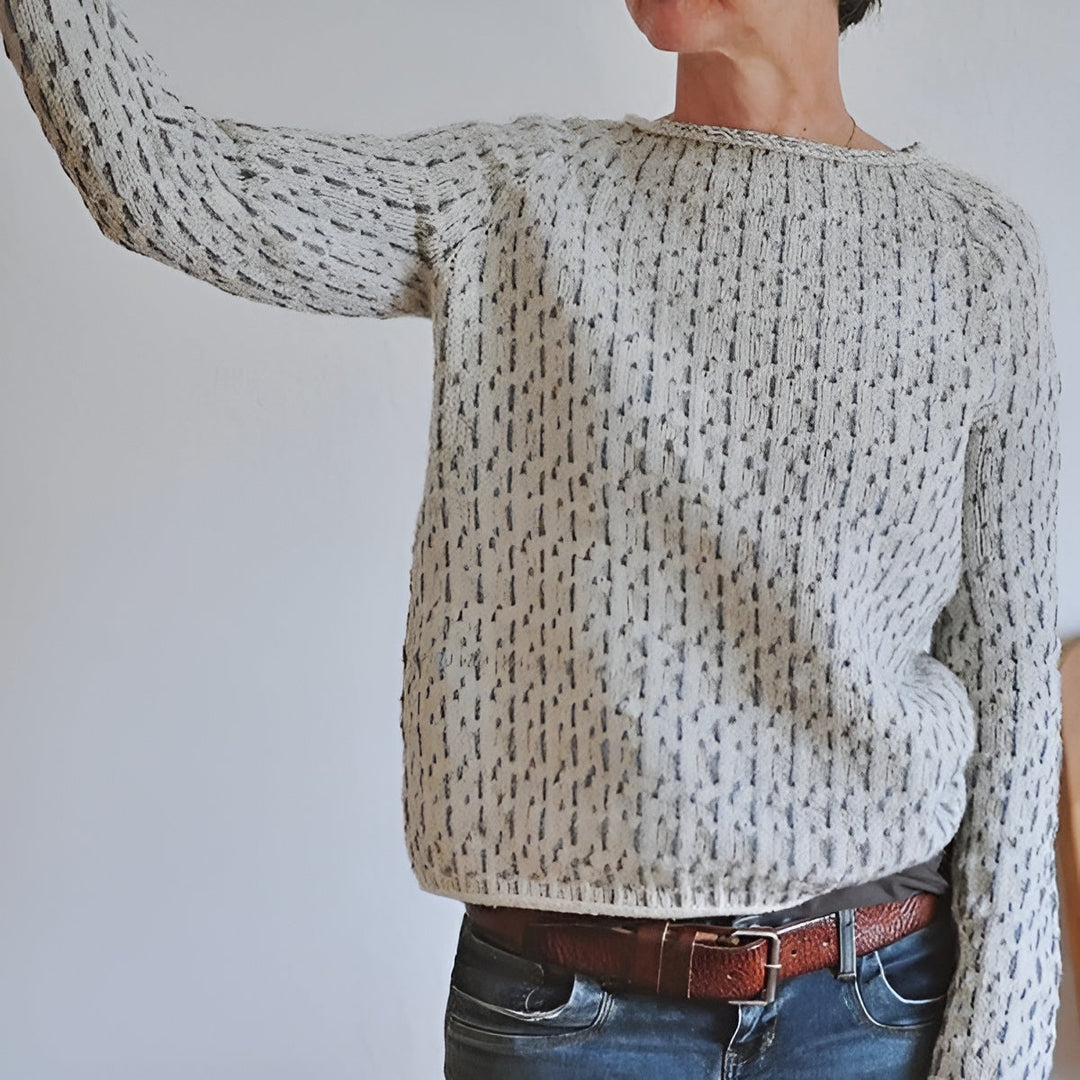 Mjuk, bekväm kvinnors stickad tröja med rund hals, modern design. Passar vardag och elegant stil.