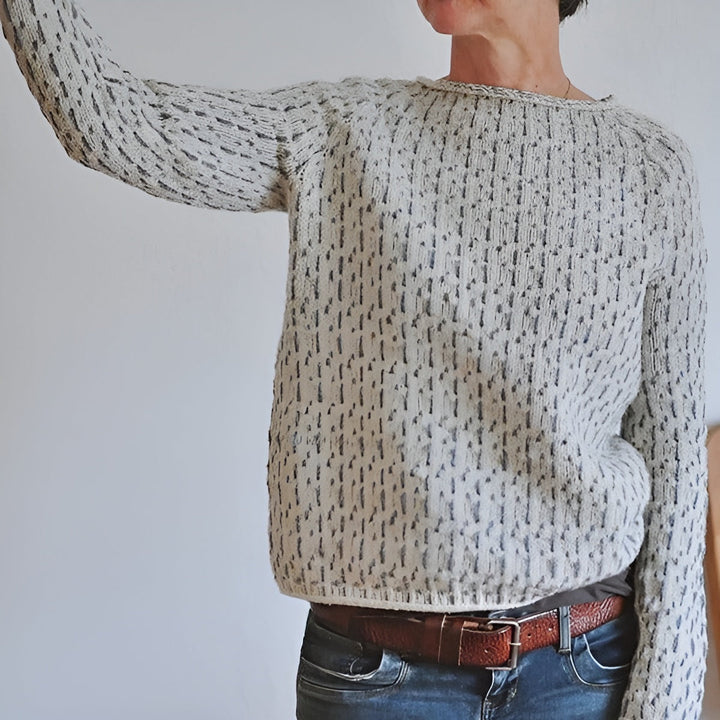 Mjuk, bekväm kvinnors stickad tröja med rund hals, modern design. Passar vardag och elegant stil.