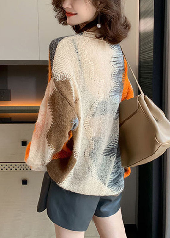 Avslappnad kvinnors stickad tröja med stilren urtagning. Perfekt för damkläder och höstmode.