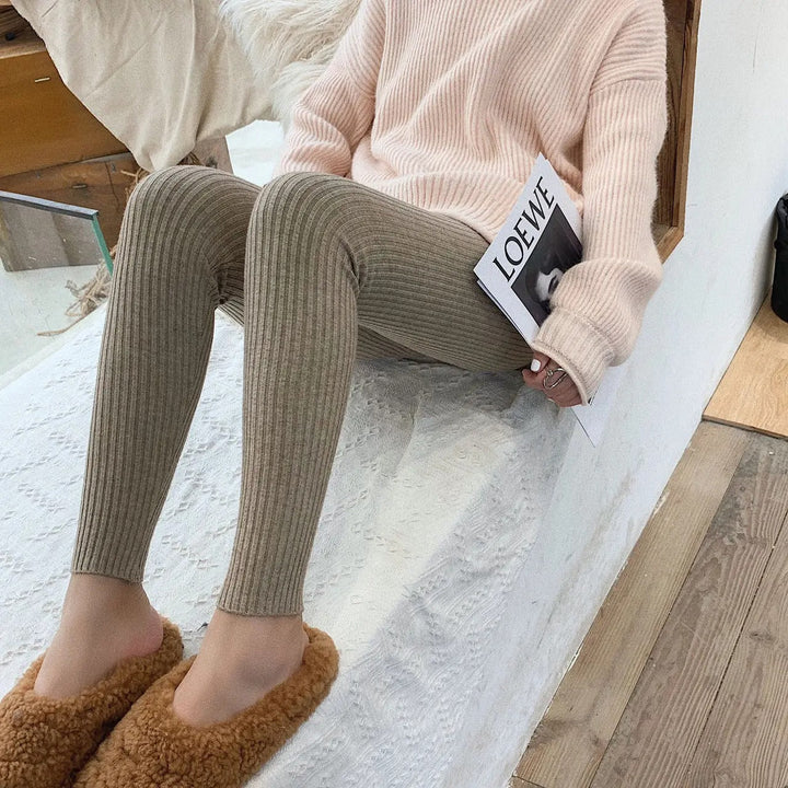 Mjuka stickade ribbade leggings för kvinnor, med hög midja, ett mångsidigt plagg för mode och komfort.