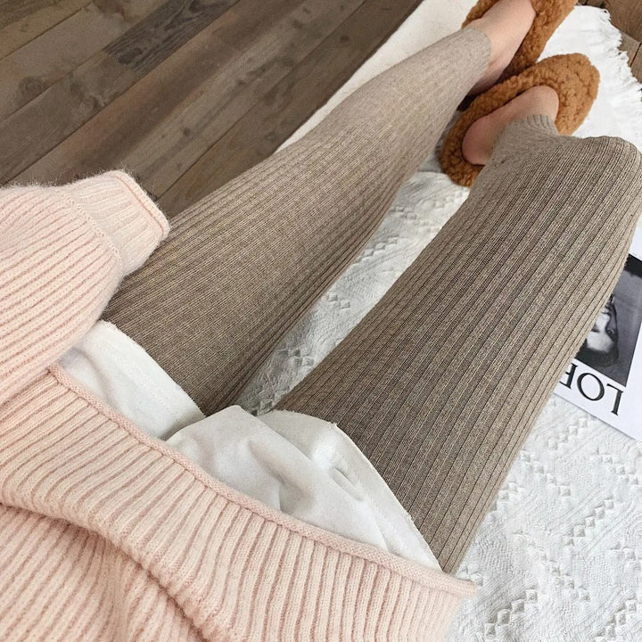Trendiga ribbade leggings i stickat för kvinnor, hög midja, idealiska för avslappnat höst/vintermode.