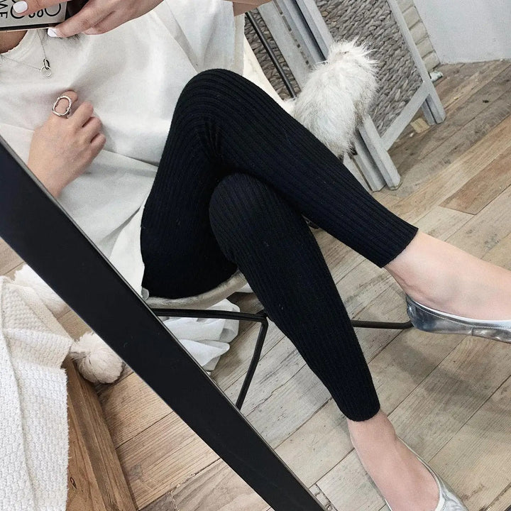 Kvinnors stickade ribbade leggings med hög midja. Ger värme och stil. Perfekta underdelar för kalla dagar.