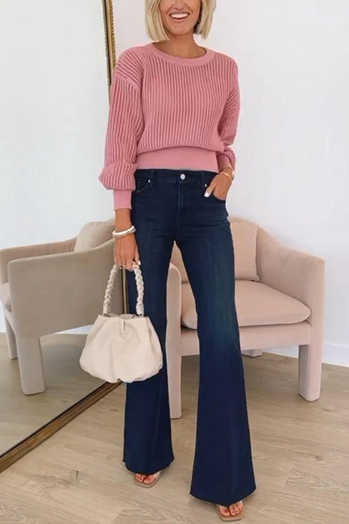 Rosa stickad damtröja med stilren ryggutskärning. Bekväm och trendig för höst- och vårmode.