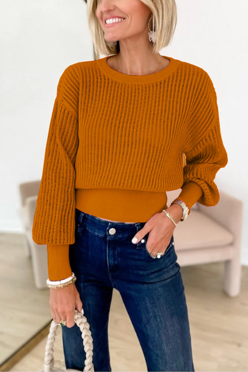 Vit stickad tröja för kvinnor, elegant utskärning baktill. Idealisk festtopp och vardagslook.