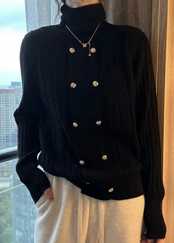 Mjuk och varm kvinnors turtleneck-tröja i patchwork-design. En bekväm vardagsfavorit för vintern.
