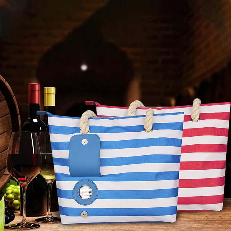 Praktisk canvas strandväska med isolerat fack för vinflaskor. Stilfull accessoar för kvinnor.