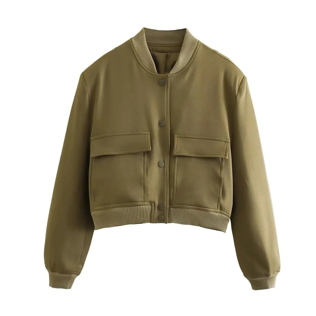 Elegant kvinnlig bomberjacka med enkelknäppt design. Trendigt mode för alla tillfällen.