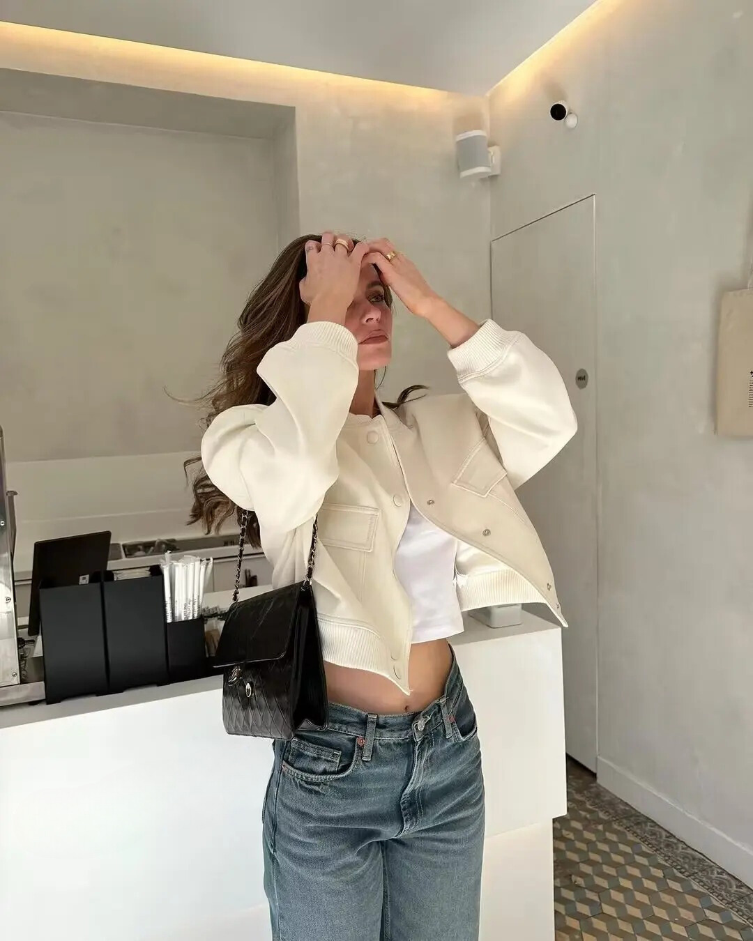 Chic mörkblå bomberjacka för dam. Enkelknäppt ytterplagg för en elegant vardagsstil.