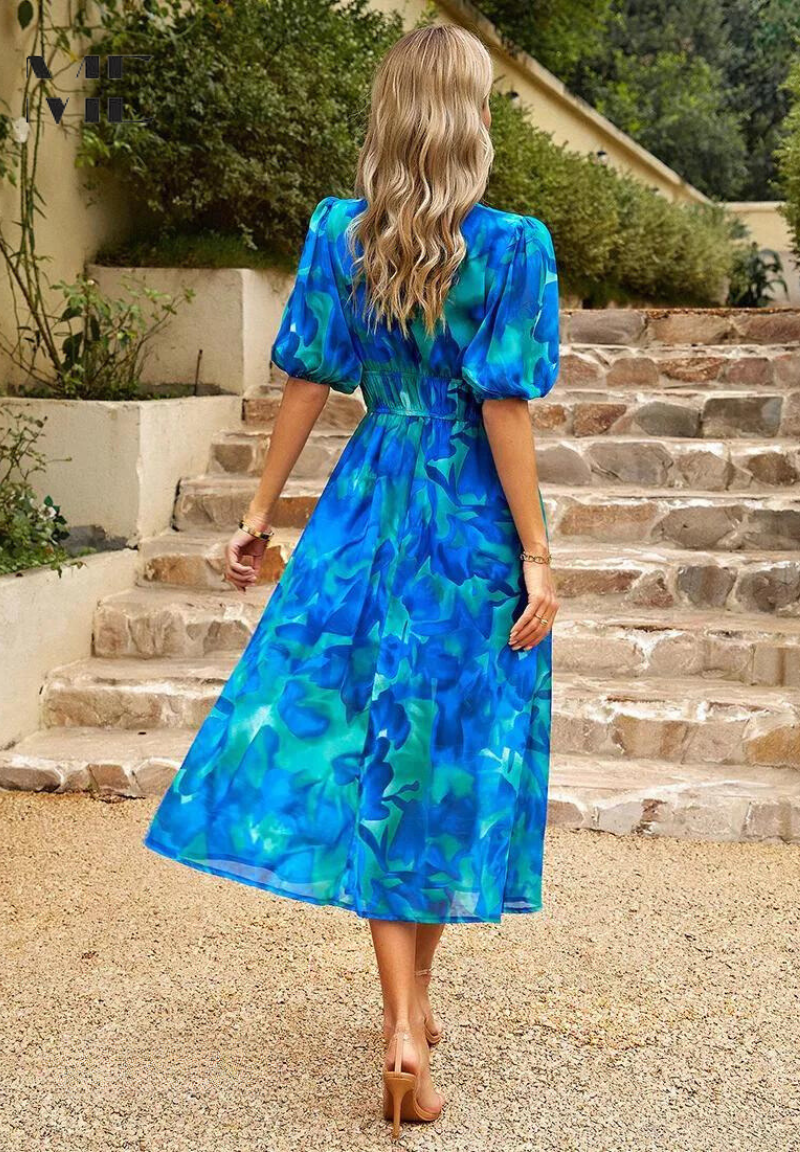 Kvinnors midiklänning, abstrakt blommig design, inkluderar bälte. Perfekt elegant klänning för vår och sommar.