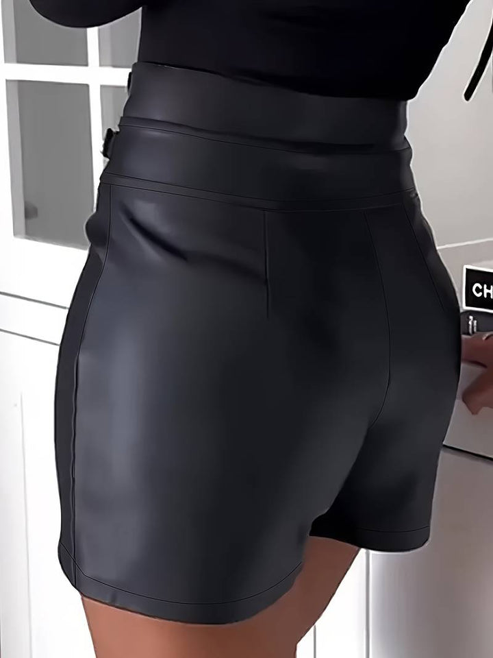 Kvinnors beige stilrena shorts med spänne, perfekta sommarshorts för både komfort och elegans.