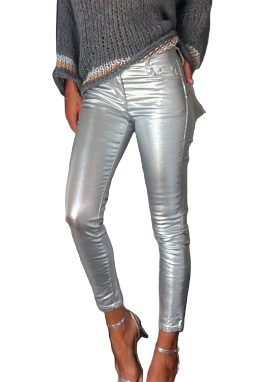 Kvinnors svarta figurnära leggings i konstläder med fickor, perfekt för vardagsmode och en stilren look.