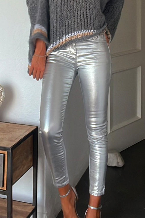 Vita kvinnors leggings figurnära i konstläder med dekorativa fickor, mångsidiga för vardag och fest.