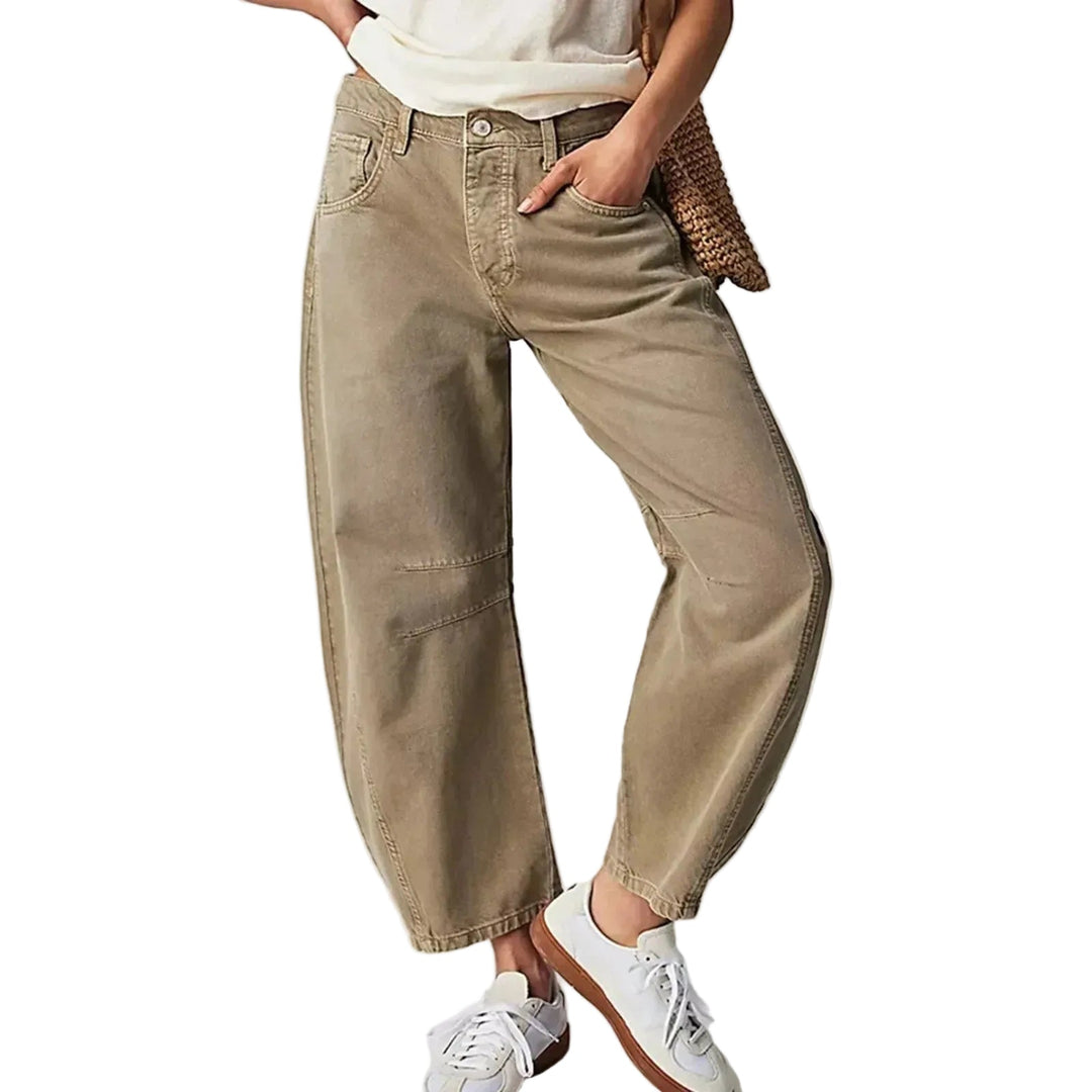 Kvinnors svarta utsvängda jeans med låg midja, tillverkade i bekväm stretchjeans för en moderiktig vardagslook.