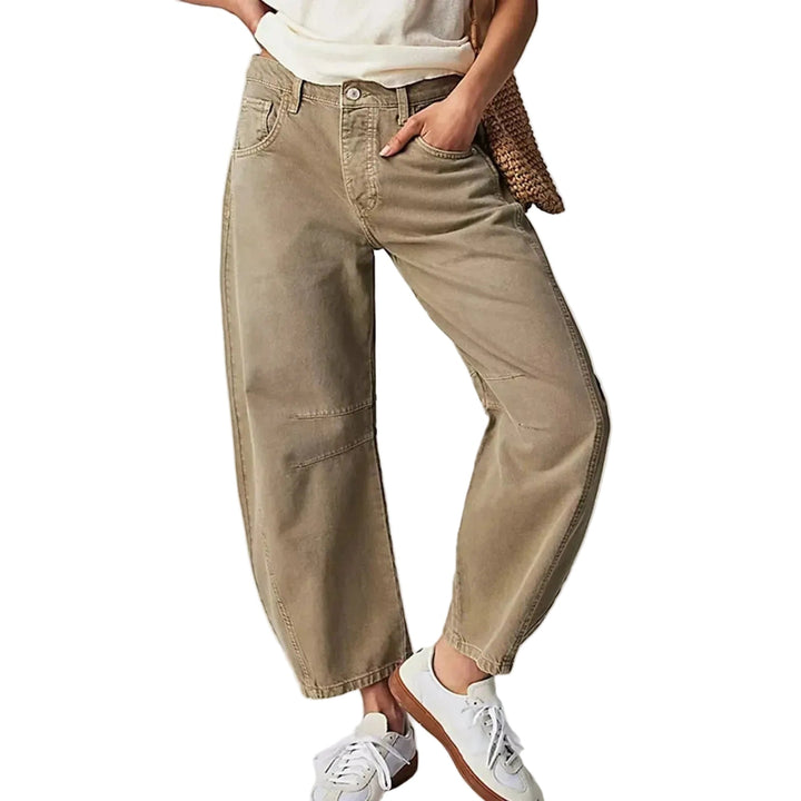 Kvinnors svarta utsvängda jeans med låg midja, tillverkade i bekväm stretchjeans för en moderiktig vardagslook.