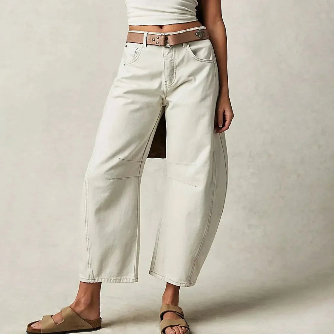 Bruna kvinnors utsvängda jeans med låg midja, designade för komfort och en trendig passform.