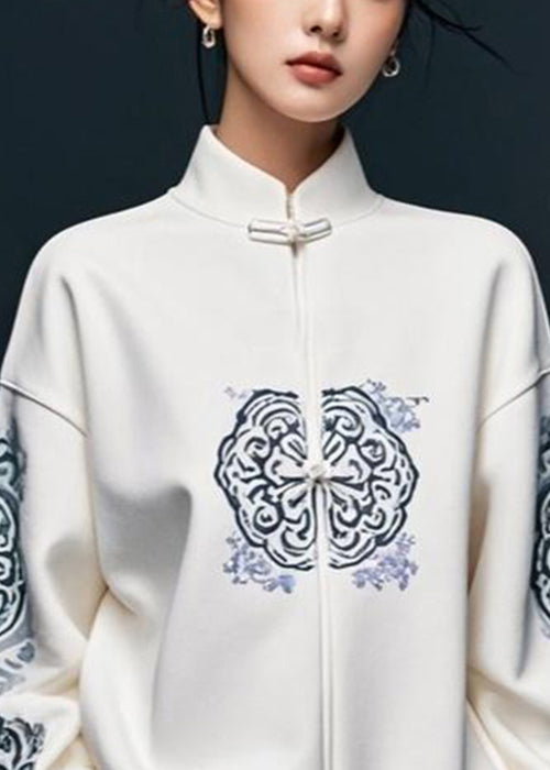 Modern kvinnors sweatshirt med lös passform, stativkrage och unikt vitt tryck. Komfortabelt höstplagg.