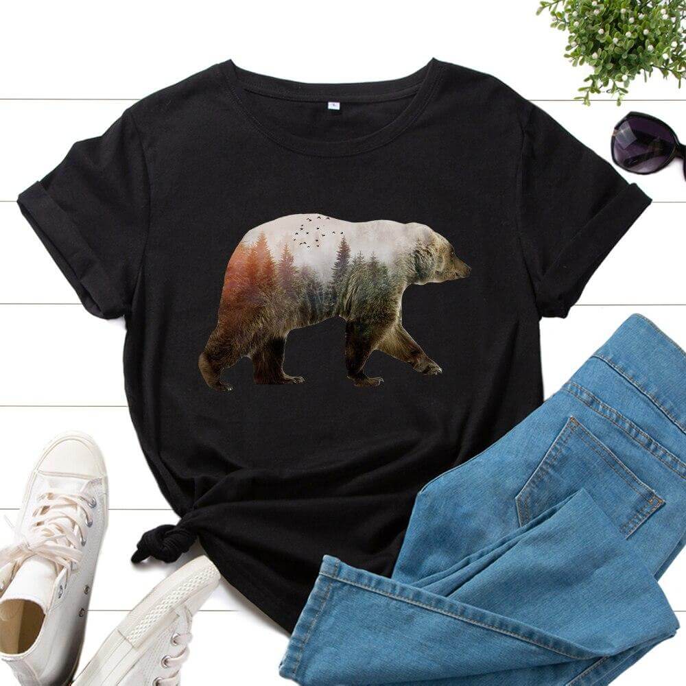 Trendig björn t-shirt för kvinnor, mjuk och perfekt som en chic sommartopp.