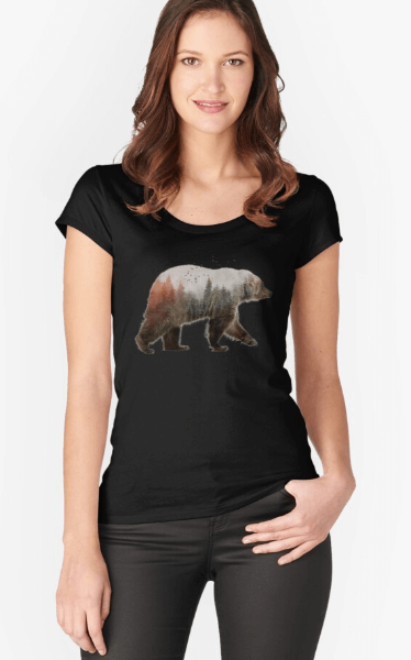 Elegant kvinnors t-shirt med björnmotiv, idealisk för en chic och bekväm look.