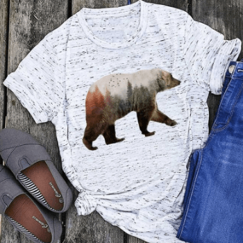 Bekväm kortärmad dam t-shirt med unikt björnmotiv, idealisk som sommartopp.