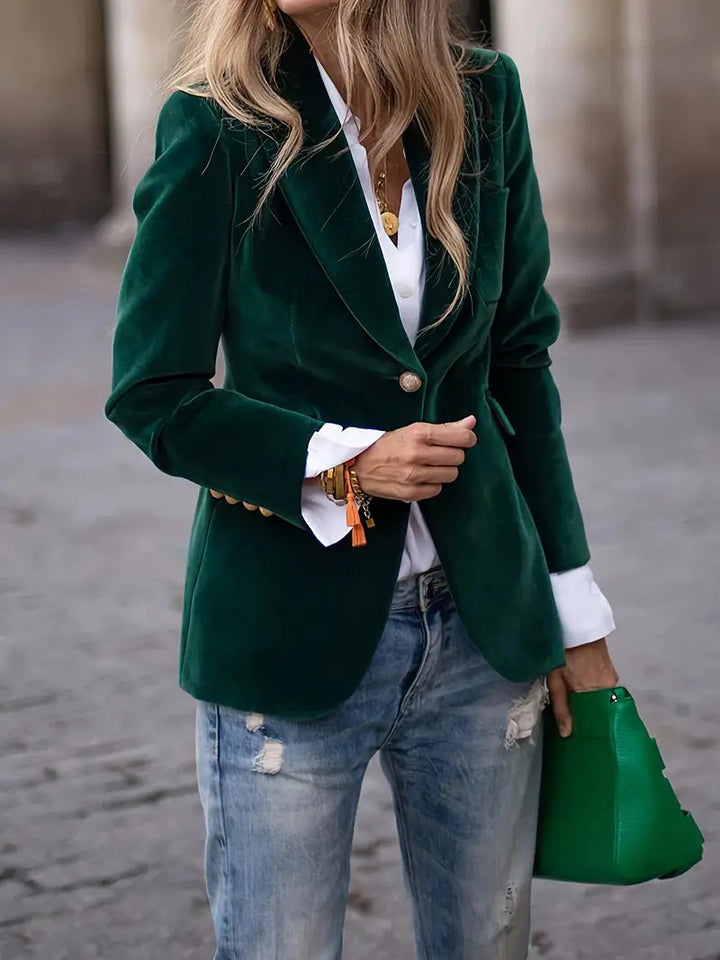 Kvinna bär elegant, figursydd blazer. Tidlös design för mode, kontor, fest & vardag.