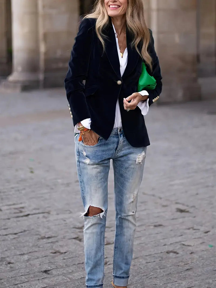 Skräddarsydd kvinnors blazer i modernt snitt för en tidlös look. Elegant & mångsidig damkavaj.