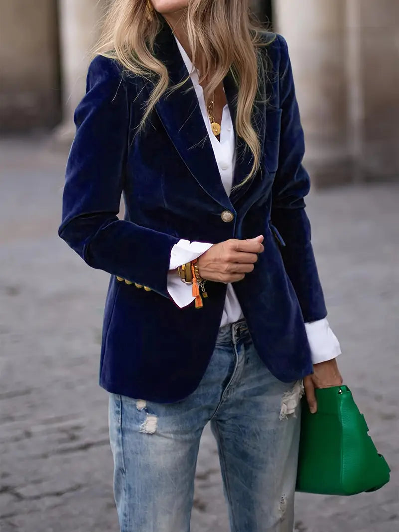 Elegant figursydd blazer för kvinnor, framifrån. En sofistikerad och tidlös kontors- & festlook.