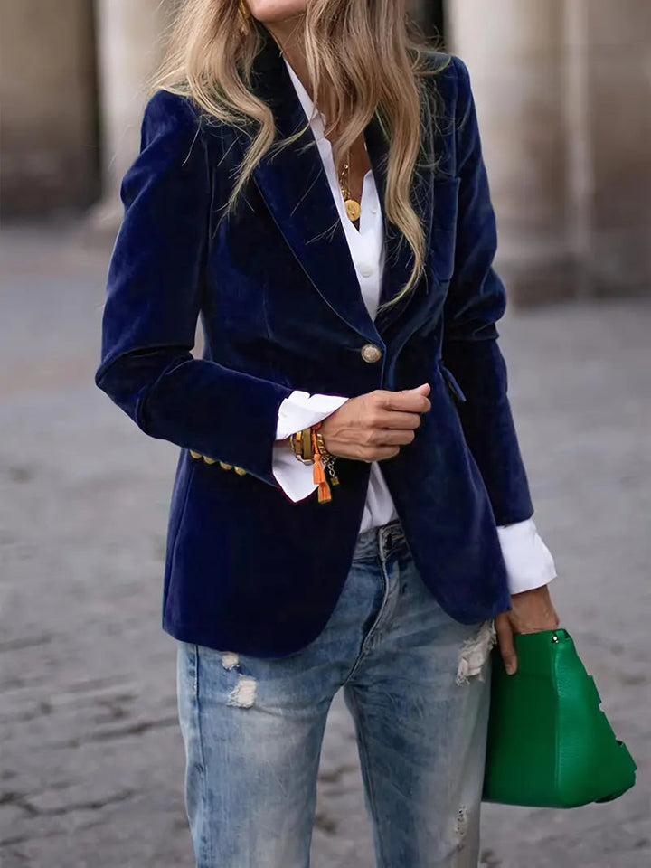 Elegant figursydd blazer för kvinnor, framifrån. En sofistikerad och tidlös kontors- & festlook.