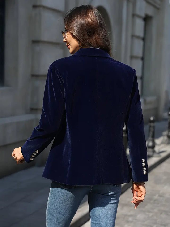 Ryggvy av en skräddarsydd kvinnors blazer. Tidlös design för damkläder & elegant vardagslook.
