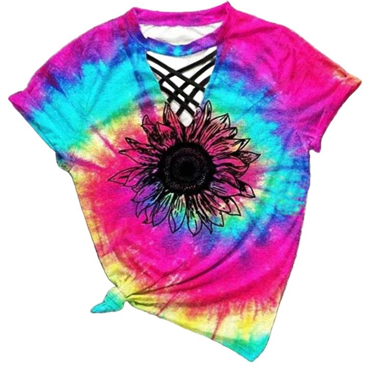 Kvinnors tie-dye t-shirt med blomtryck och hollow out-detaljer. Perfekt sommarplagg för casual mode.