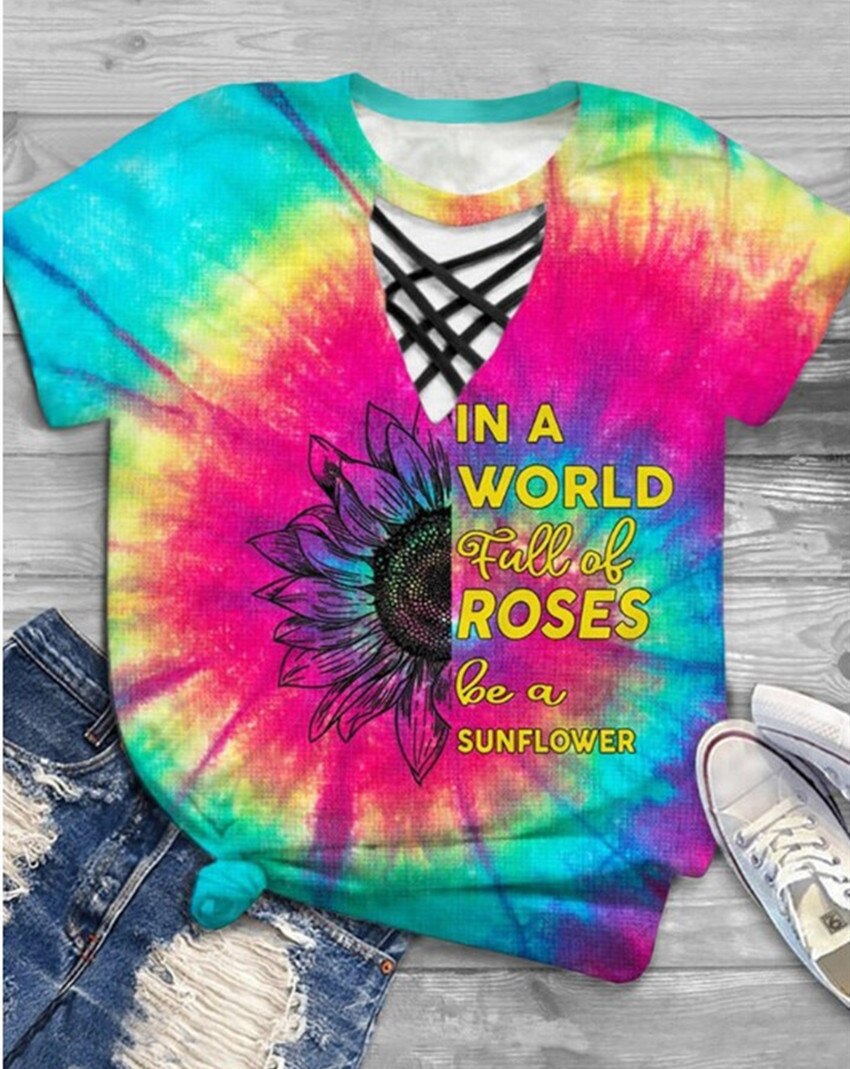 Kortärmad dam t-shirt med trendigt tie-dye, blomtryck och utskurna detaljer. Modernt vardagsplagg.