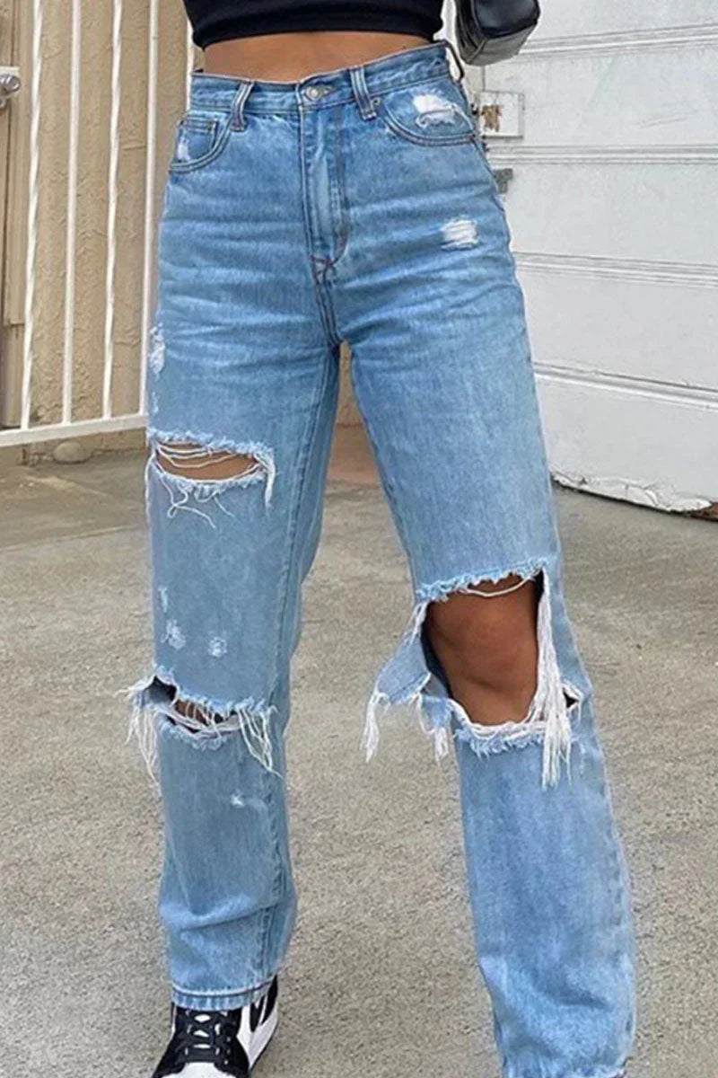 Närbild av stretchiga högmidjade kvinnors jeans i klassiskt blått, idealiska för en trendig vardagslook.