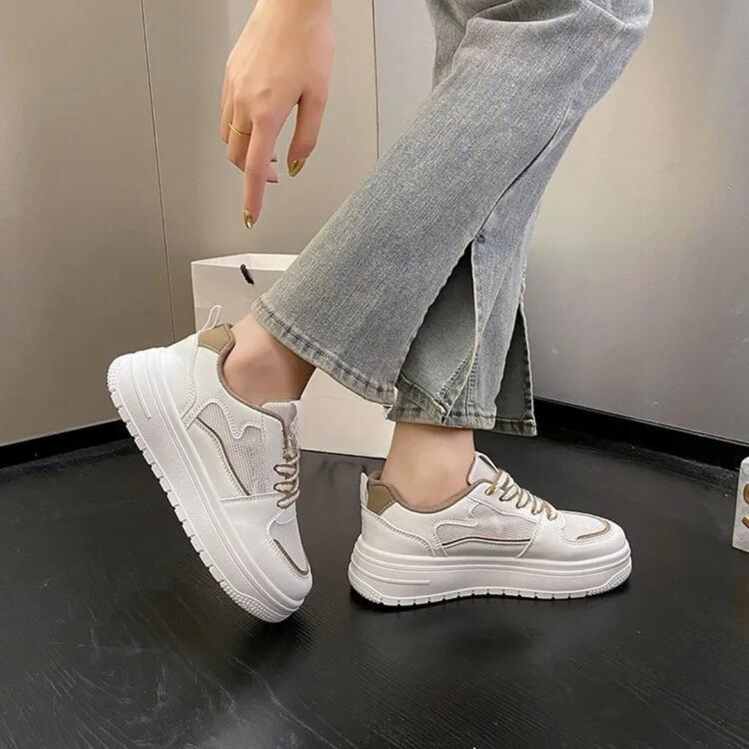 Bruna chunky platåskor för kvinnor. Trendiga sneakers med snörning, modig och bekväm stil för fritid.