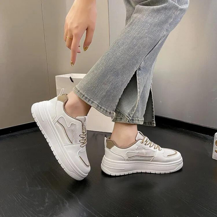 Bruna chunky platåskor för kvinnor. Trendiga sneakers med snörning, modig och bekväm stil för fritid.