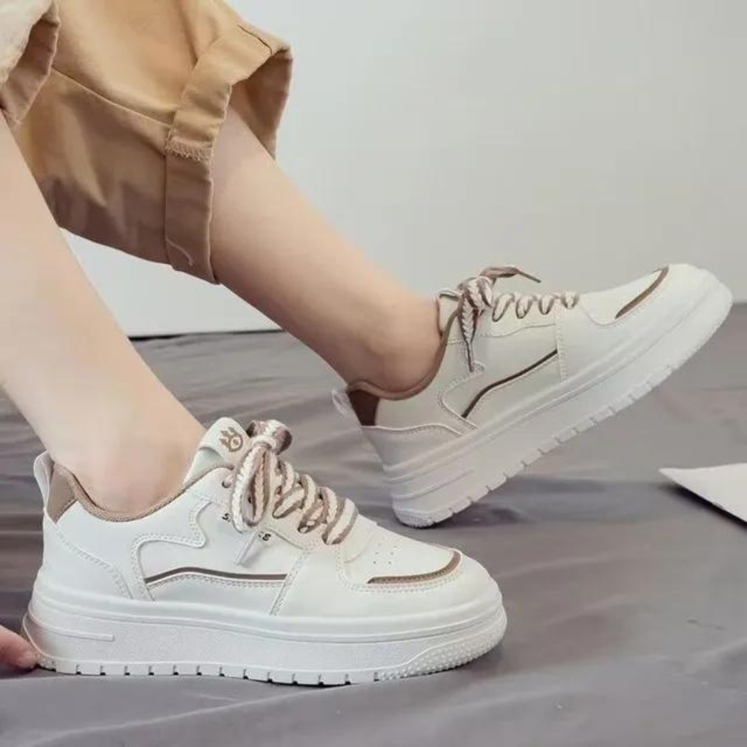 Stilrena kvinnors chunky sneakers. Bekväma platåskor med trendig design och snörning för en modern look.