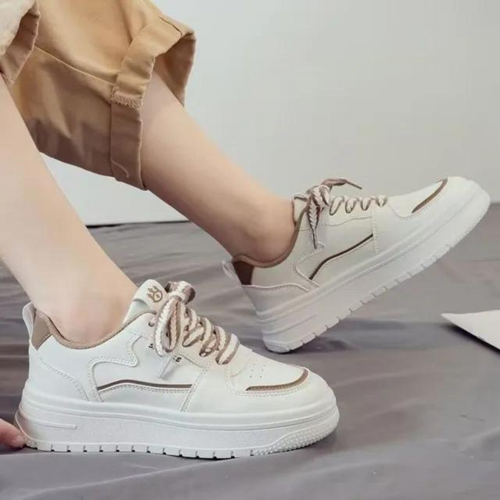 Stilrena kvinnors chunky sneakers. Bekväma platåskor med trendig design och snörning för en modern look.