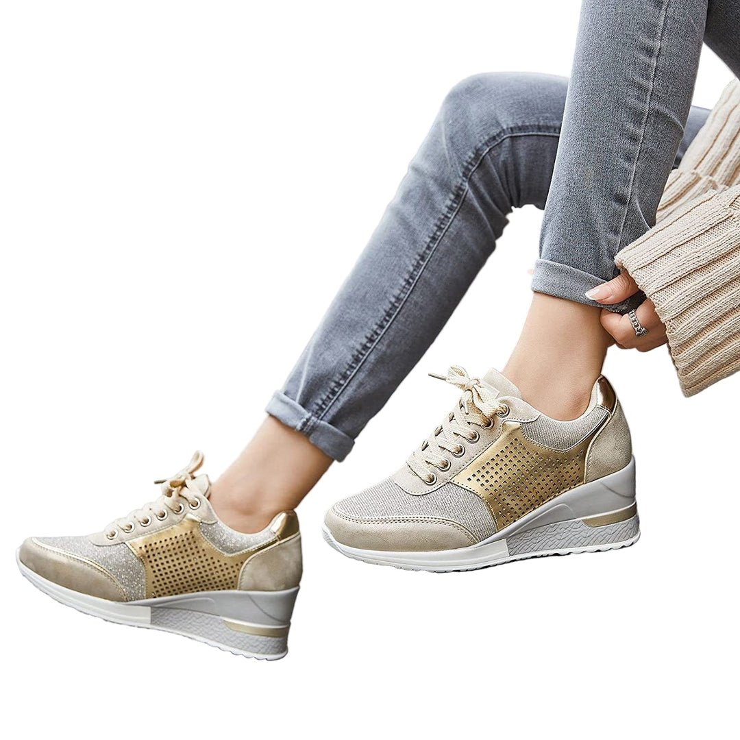 Kvinnors trendiga kilklack sneakers i stilfull design. Bekväma damskor med modekänsla för vardag.